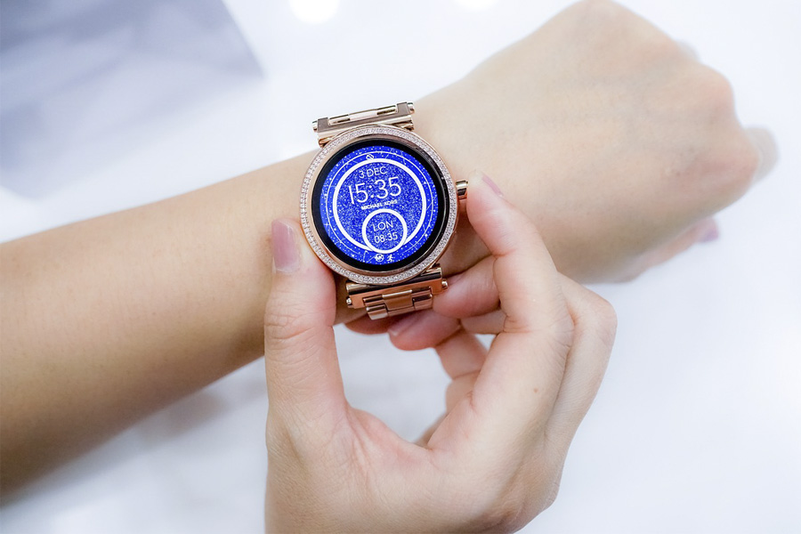 jam tangan smartwatch atau jam tangan hybrid
